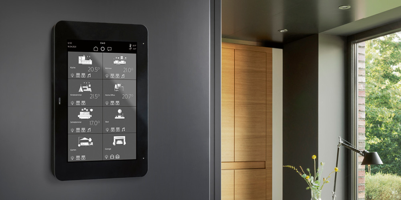 JUNG Smart Panel 8 bei F + S Fernmelde- und Sicherungsmontagen GmbH in Güstrow